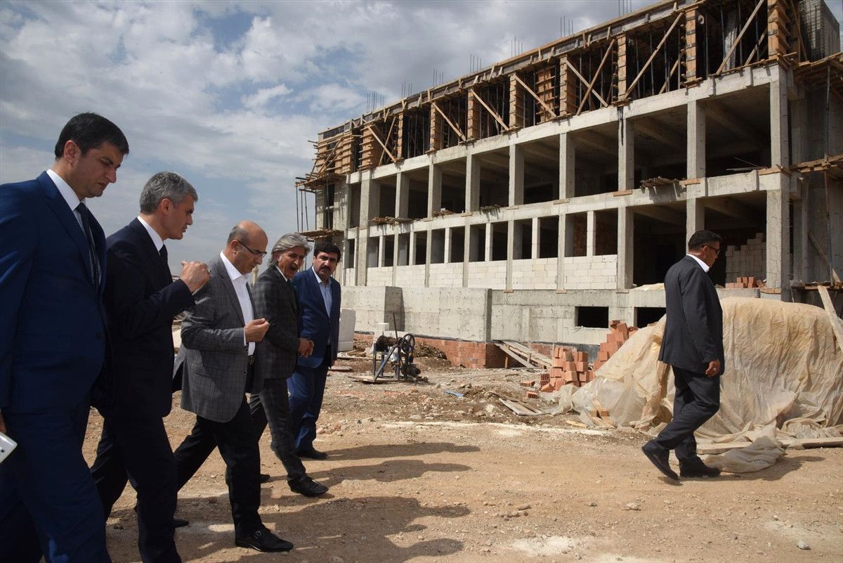 Vali Demirtaş, Okul İnşaatını İnceledi
