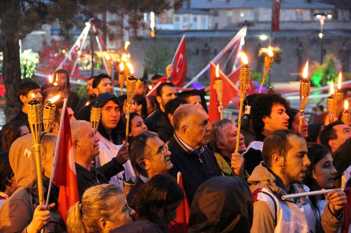 Yağmur Altında Fener Alayı