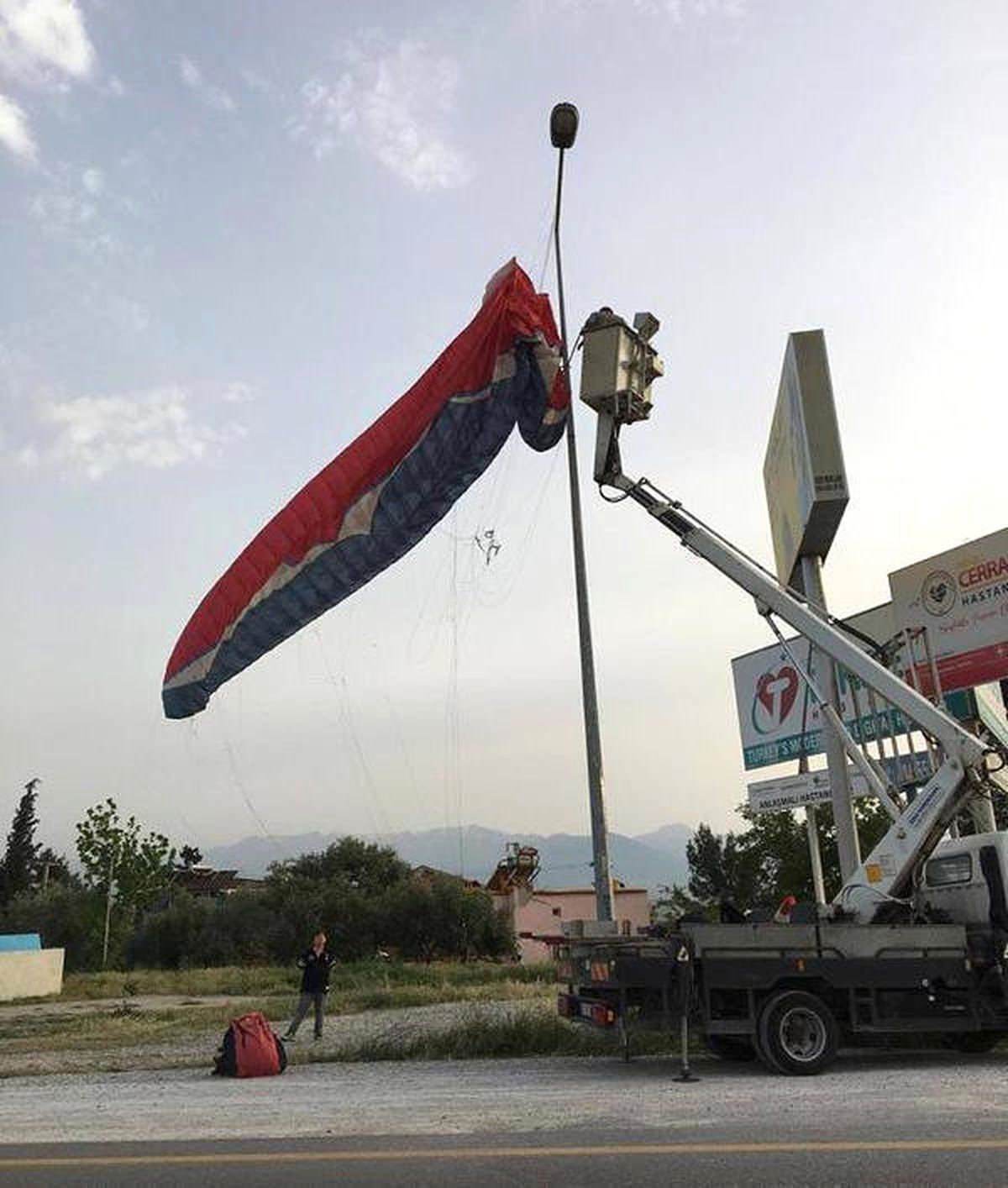 Yamaç Paraşütü Pilotu Direğe Takıldı