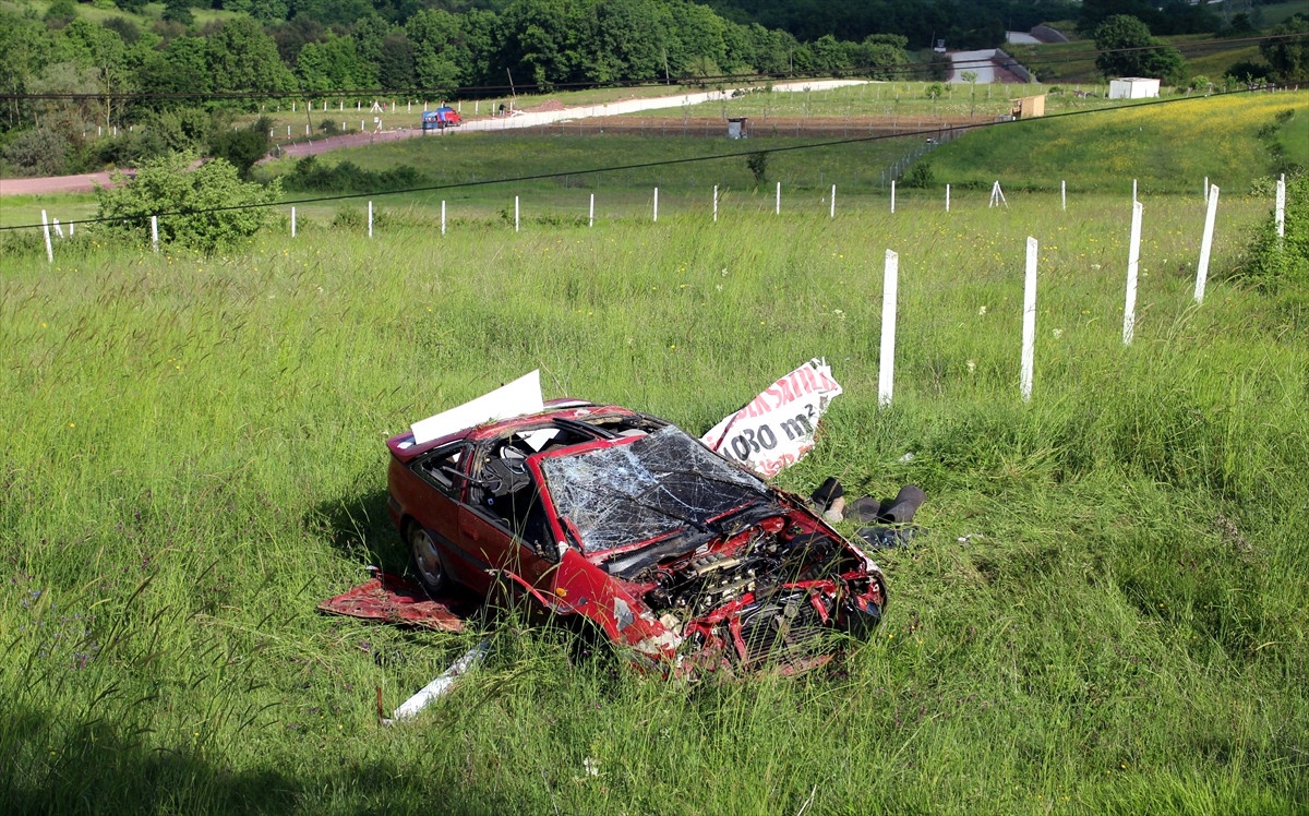 Yoldan Çıkarak Metrelerce Sürüklenen Otomobilin Sürücüsü Yaralandı
