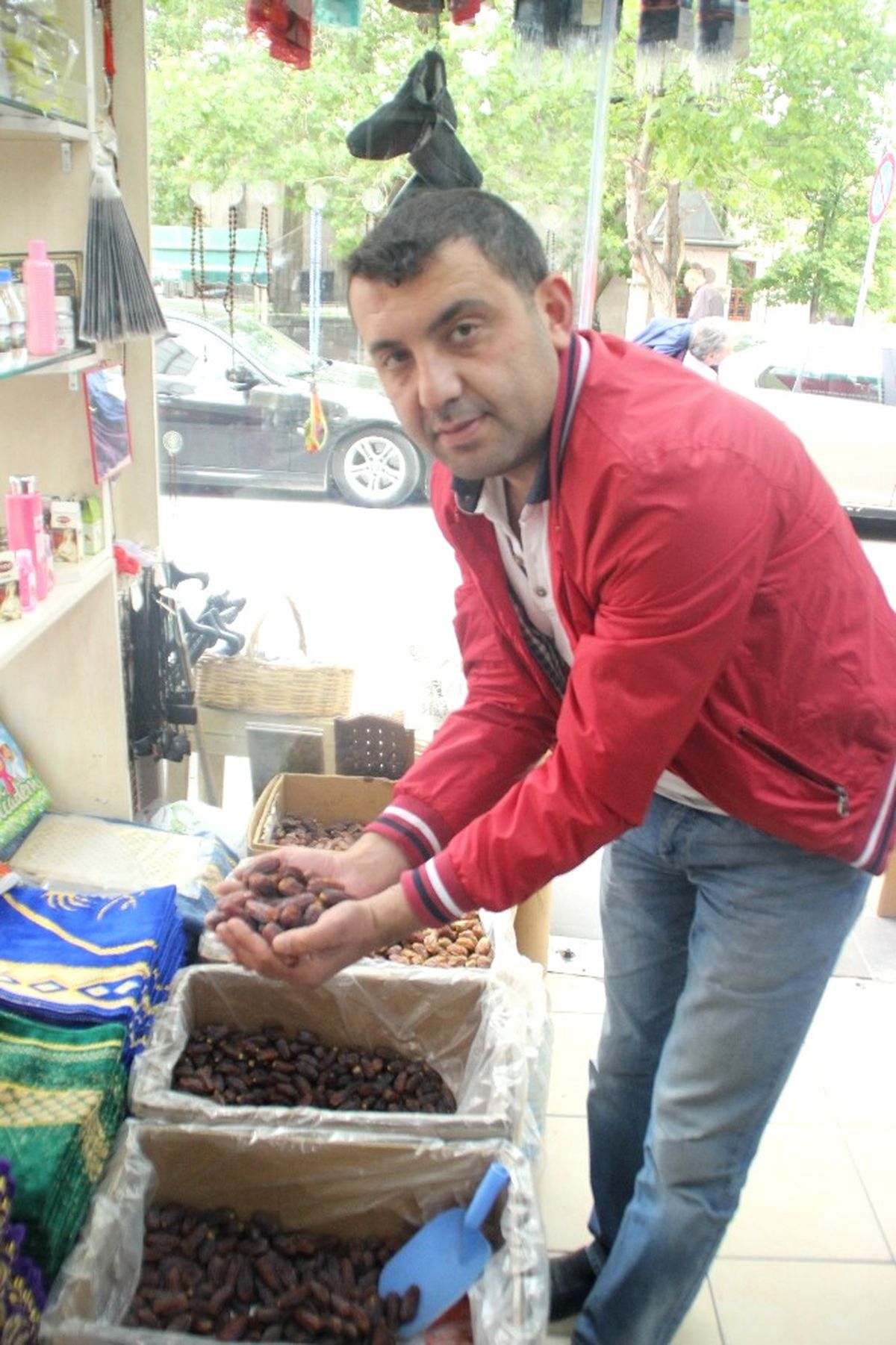 Zemzem ve Hurma Tezgahlarda Yerini Aldı