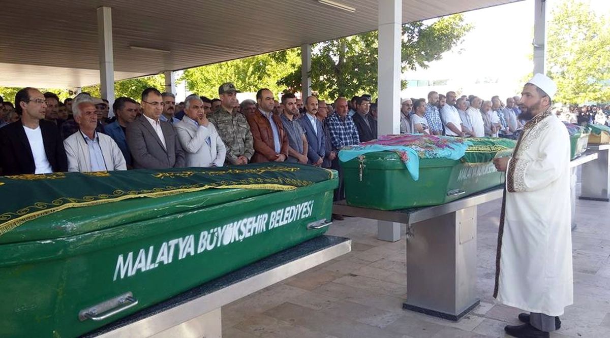 Adıyaman\'daki Kazada Hayatını Kaybeden Aile Malatya\'da Toprağa Verildi