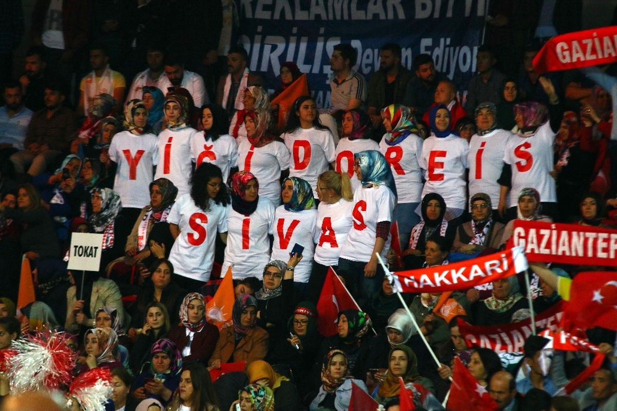 AK Parti 3. Olağanüstü Kongresi\'nde Erdoğan Belgeseli