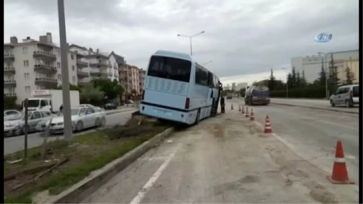 AK Parti Kongresine Partilileri Taşıyan Otobüs Polatlı\'da Kaza Yaptı: 32 Yaralı