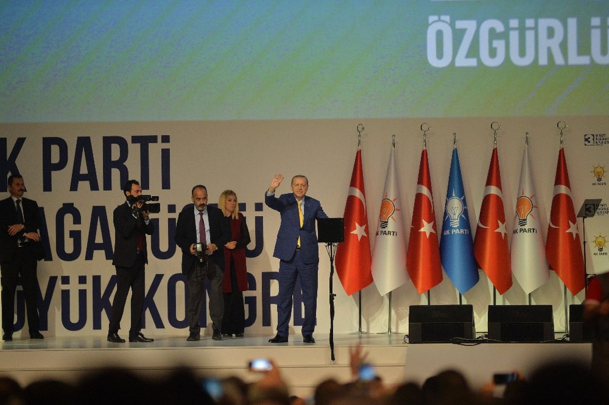 AK Parti\'nin 3\'üncü Olağanüstü Büyük Kongresi \'Recep Tayyip Erdoğan\' Sloganlarıyla Başladı (28)