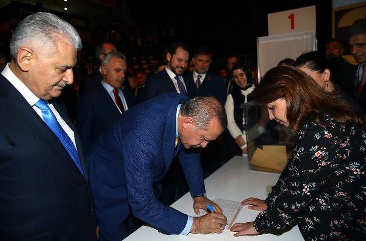 AK Parti\'nin 3\'üncü Olağanüstü Büyük Kongresi \'Recep Tayyip Erdoğan\' Sloganlarıyla Başladı (6)