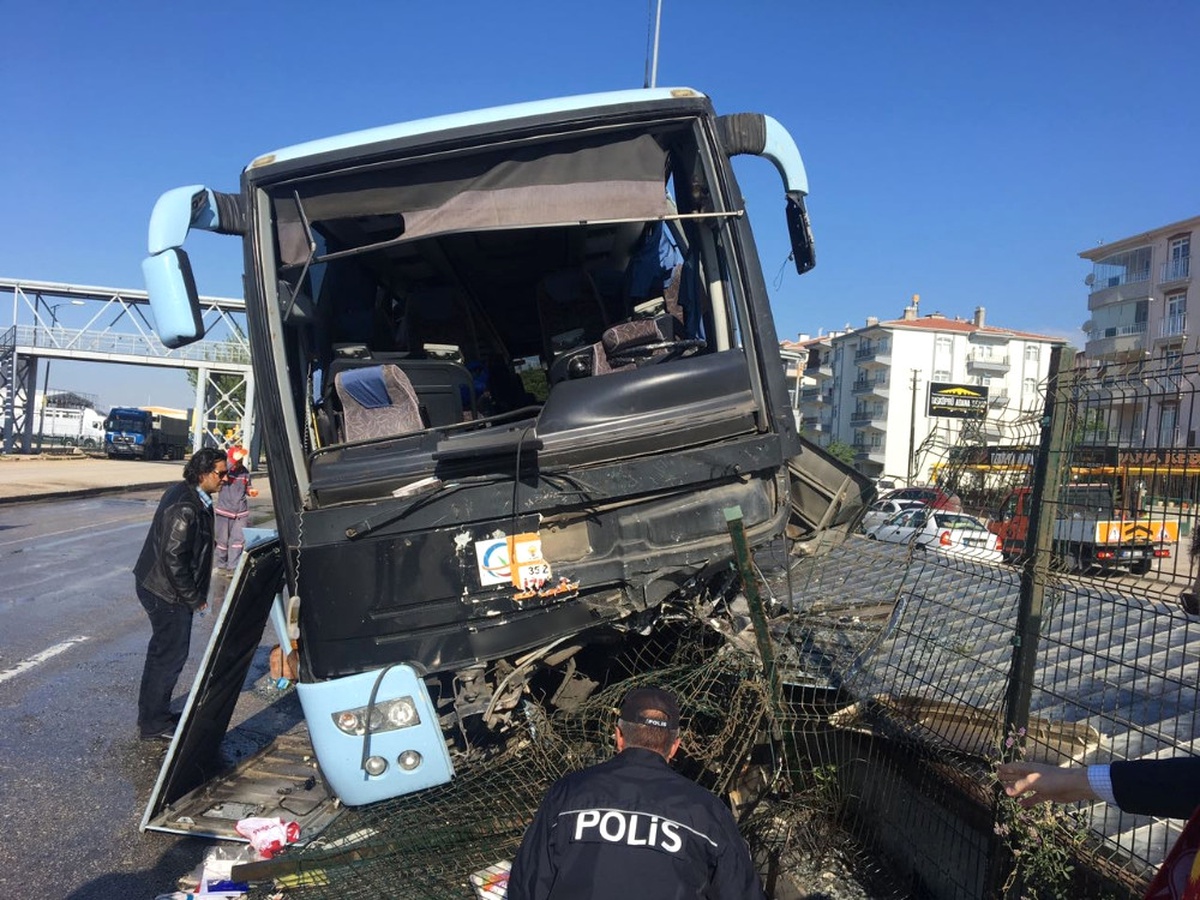 Ak Partilileri Taşıyan Otobüs Kaza Yaptı: 32 Yaralı
