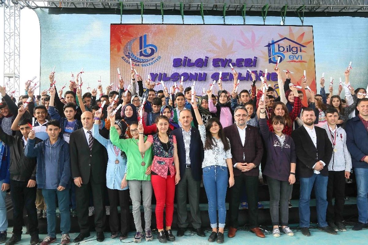 Bağcılar Belediyesi Bilgi Evi Öğrencilerinden Yılsonu Şenliği