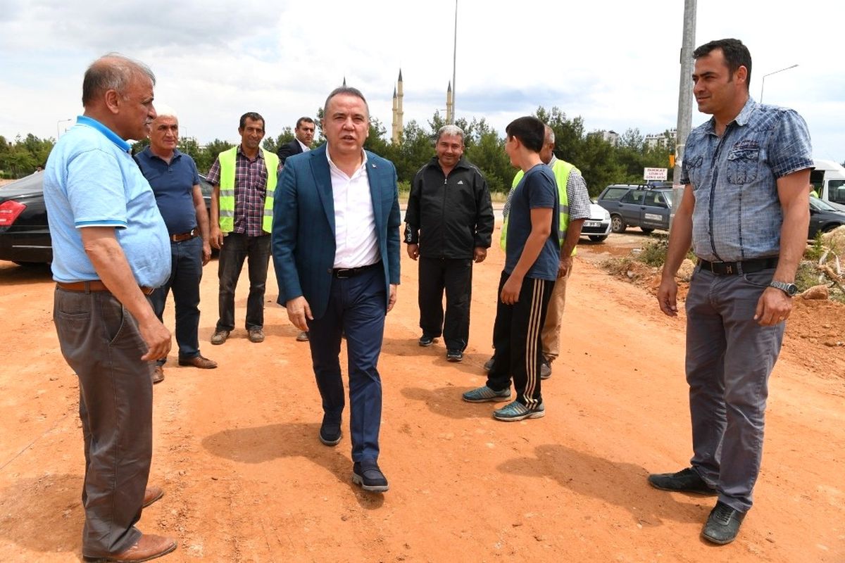 Başkan Böcek, Asfalt Ekiplerini Denetledi