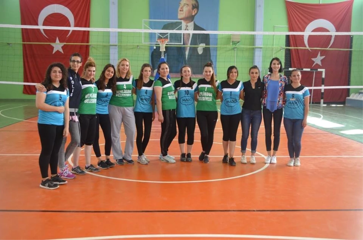Beylikova Belediyesi Bayan Voleybol Turnuvasında Matrak Kızlar Şampiyon Oldu
