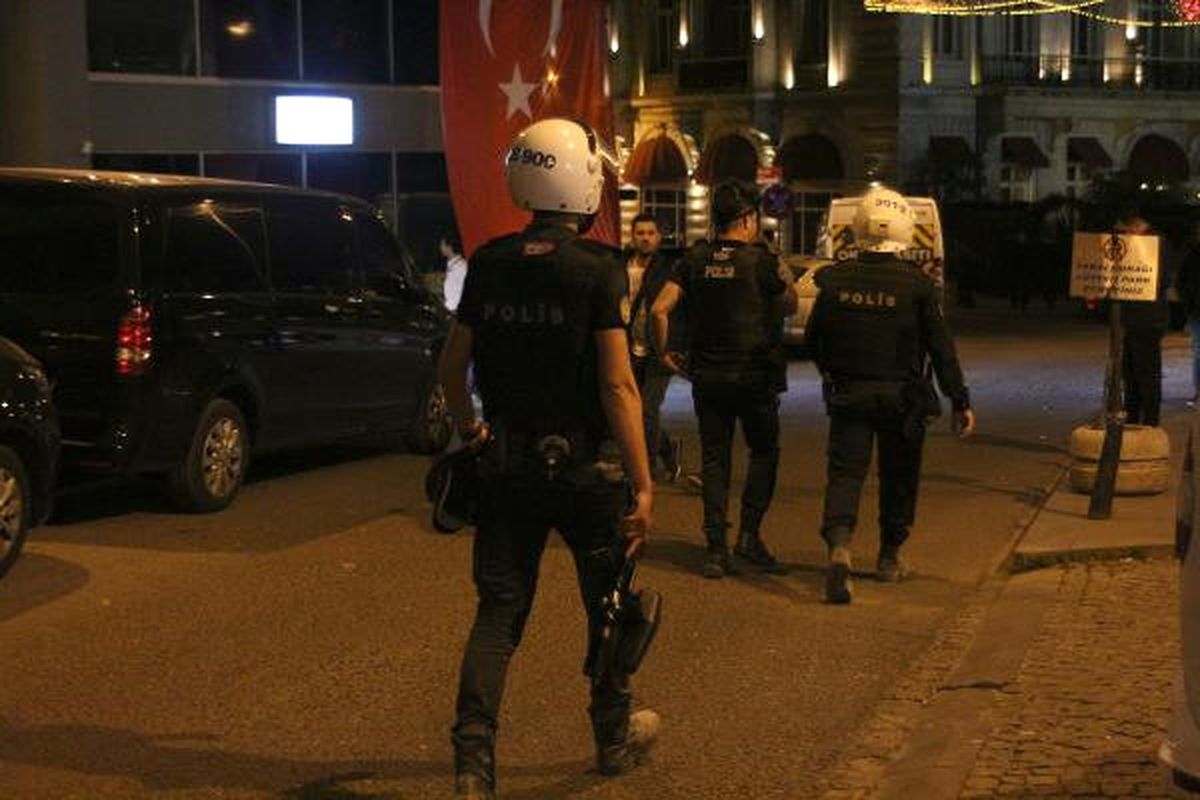 Beyoğlu\'nda Taşkınlık Çıkartan Bir Grup Olympiakos Taraftarına Polis Müdahalesi