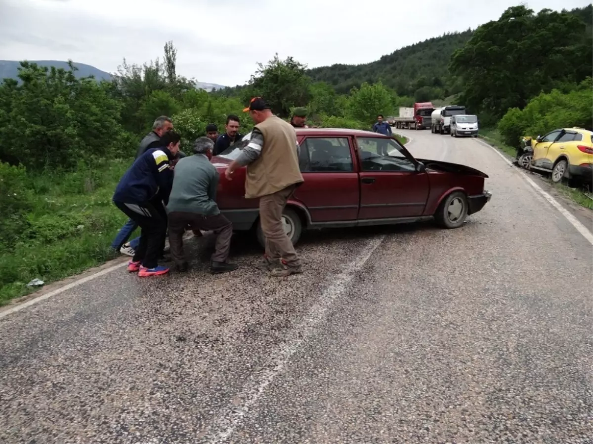 Bilecik\'te Otomobiller Çarpıştı: 2 Yaralı