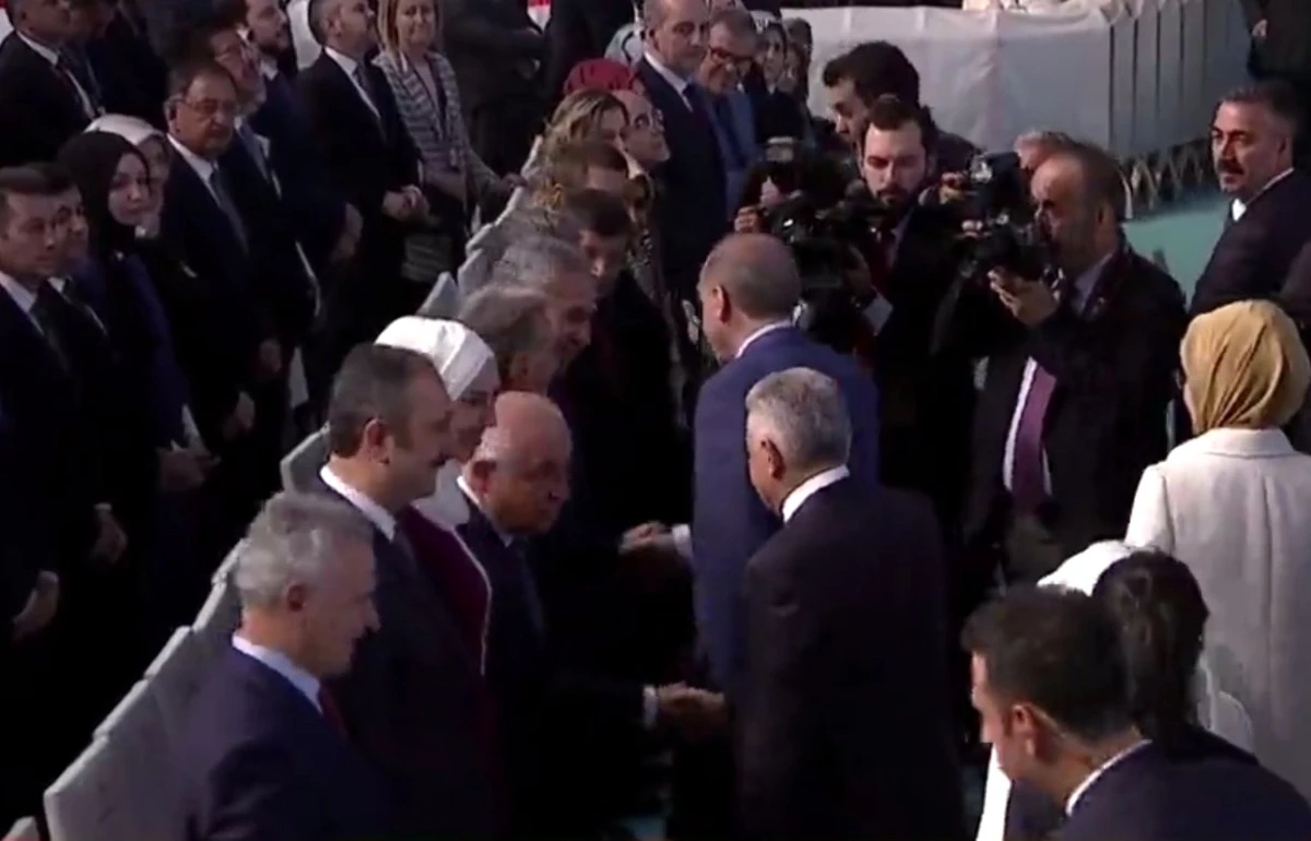 Bülent Arınç, AK Parti Kongresinde! Erdoğan\'ı Salon Girişinde Karşıladı