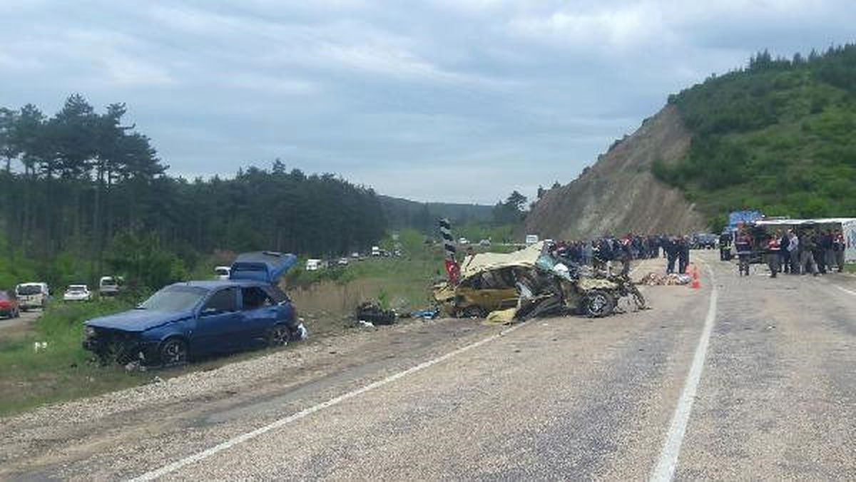 Bursa\'da Yolcu Midibüsü ile Otomobil Çarpıştı: 3 Ölü 11 Yaralı (2)