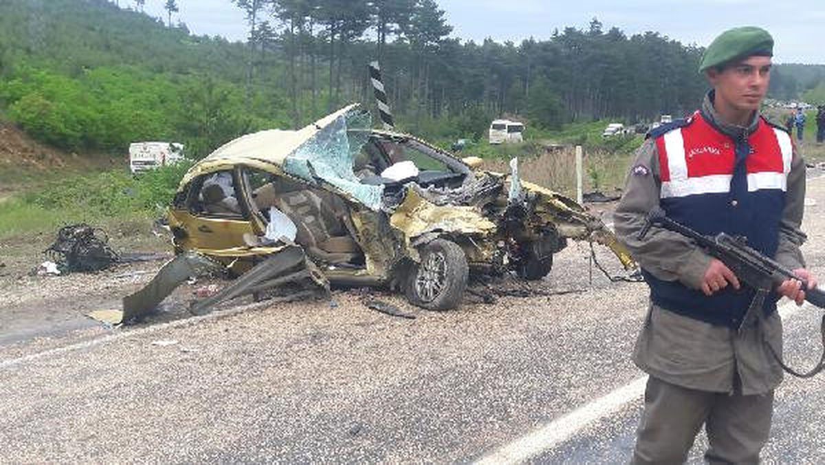 Bursa\'da Yolcu Midibüsü ile Otomobil Çarpıştı: 3 Ölü 11 Yaralı (2)