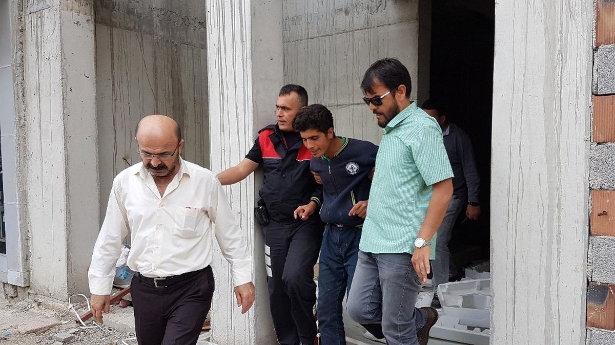 Çatıya Çıkan Genci Polis 50 TL Vererek İkna Etti