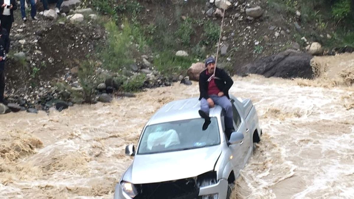 Dereye Uçan Araçtan Uzatılan İpe Tutarak Kurtuldu