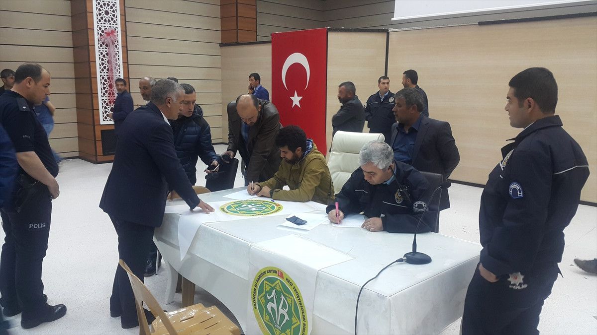 Erzincan\'daki Mali Kongrede Kavga