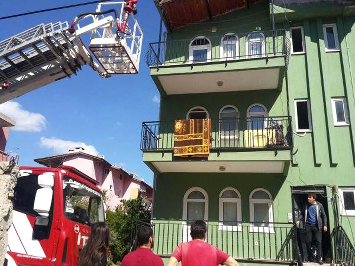 Evde Bırakılan 2 Çocuk Mutfakta Yemek Yaparken Yangın Çıktı