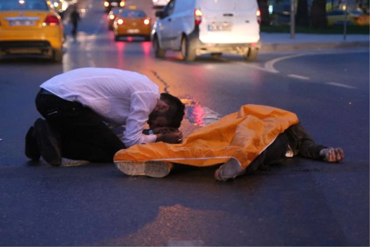 Fatih\'te Motosiklet Kazasından Acı Kare: Dakikalarca Elini Tutup Başında Gözyaşı Döktü