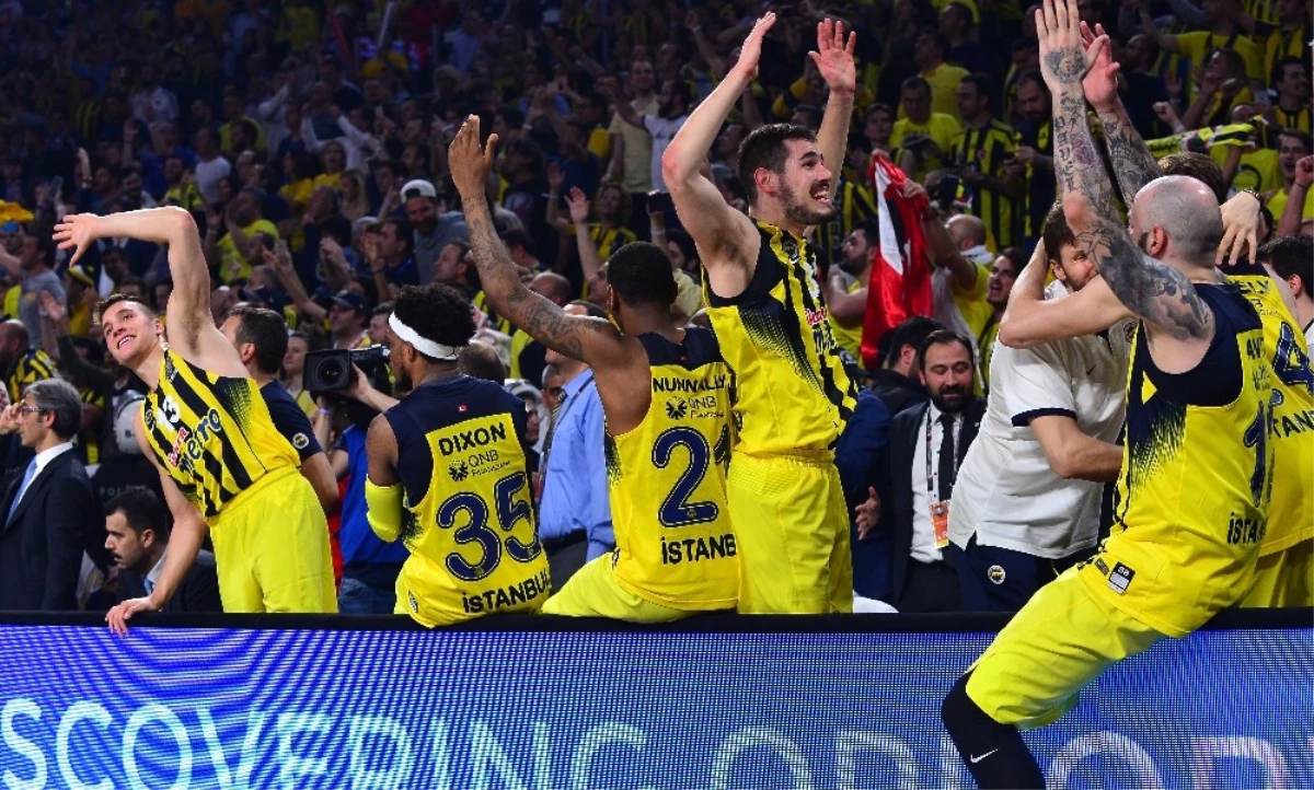 Fenerbahçe, Şampiyonluk Kupasını Aldı