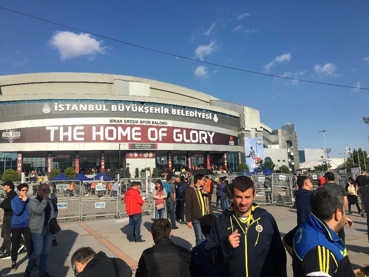 Fenerbahçe Taraftarları Salona Girmeye Başladı