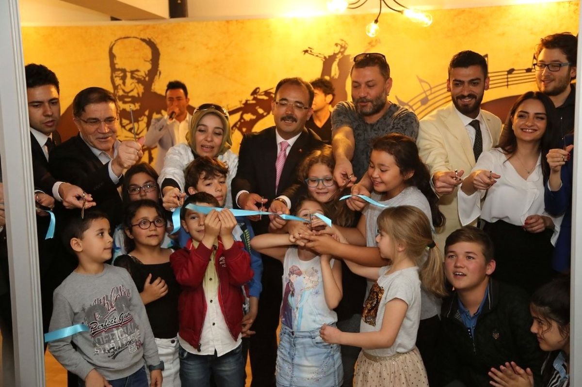 Hüsnü Şenlendirici, Uşak Belediyesi Sanat Akademisi\'nin Açılışına Katıldı