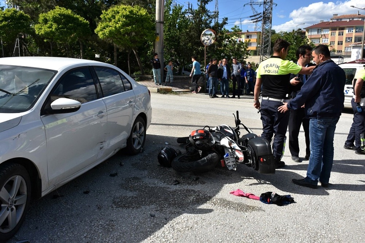 Kastamonu\'da Motosiklet ile Otomobil Çarpıştı: 2 Yaralı