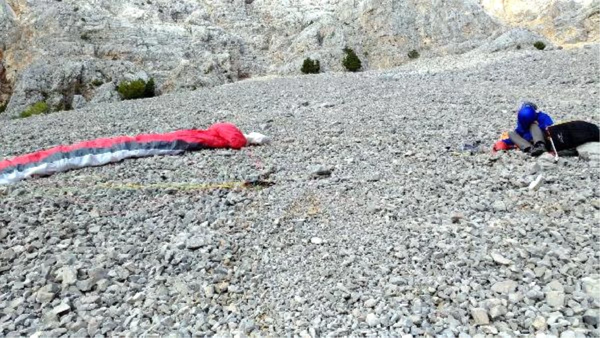 Kayalıklara Zorunlu İniş Yapan Paraşütçüyü Akut Kurtardı