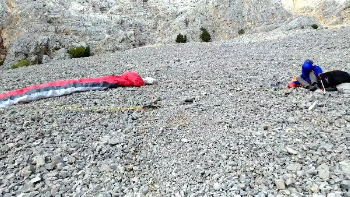 Kayalıklara Zorunlu İniş Yapan Paraşütçüyü Akut Kurtardı