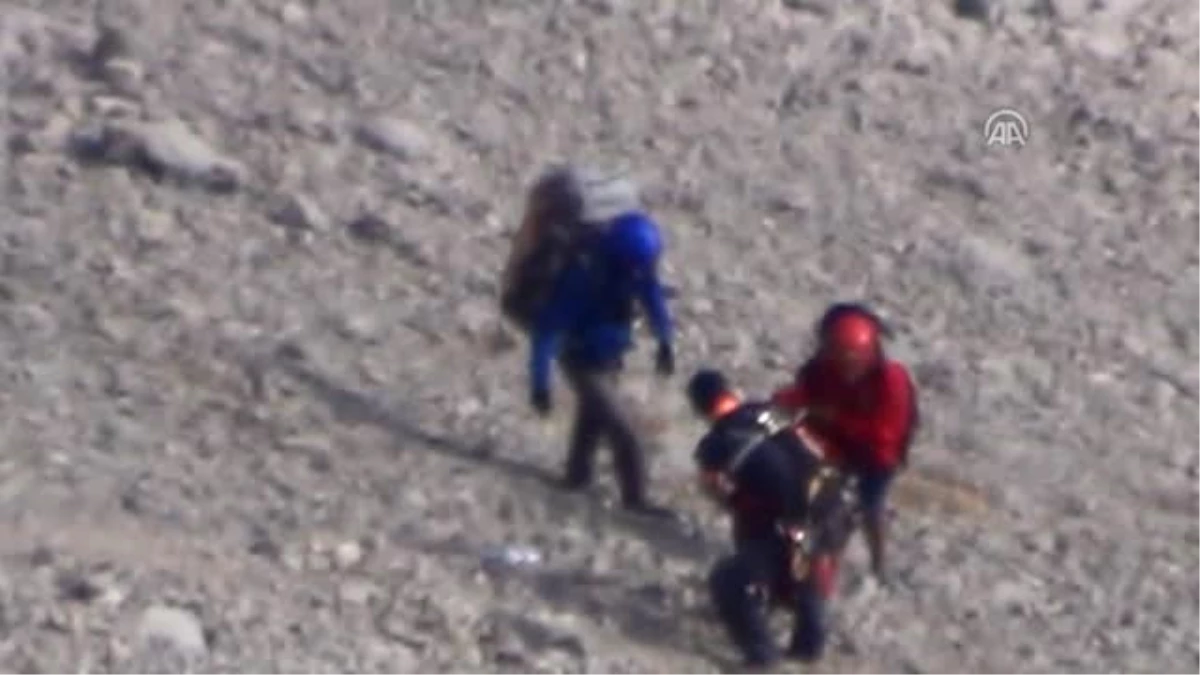 Kayalıklarda Mahsur Kalan Paraşütçü Kurtarıldı