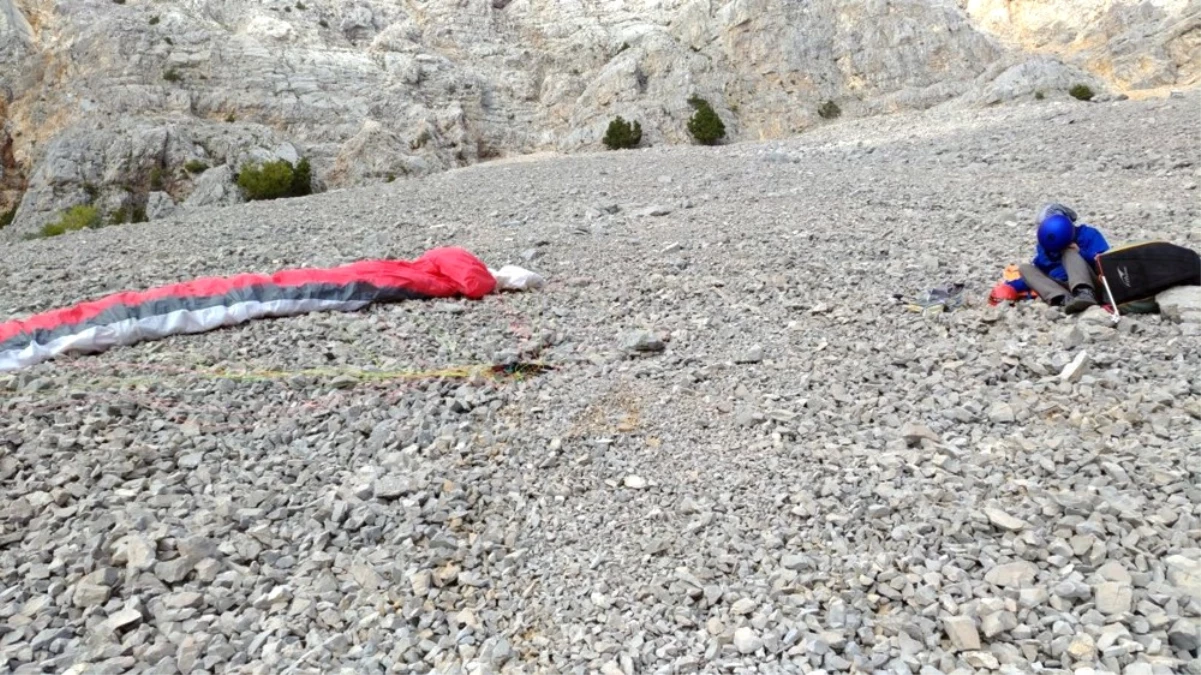 Kayalıklarda Mahsur Kalan Paraşütçü Kurtarıldı