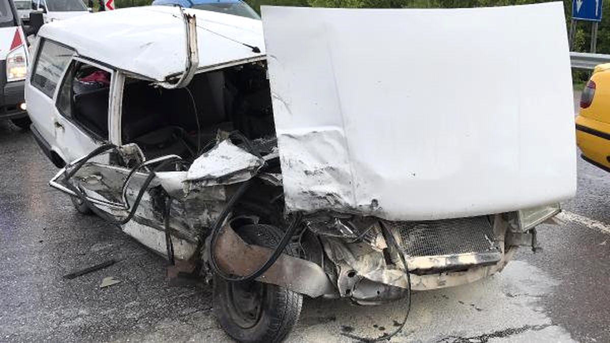 Kocaeli\'de 2 Otomobil Çarpıştı: 10 Yaralı
