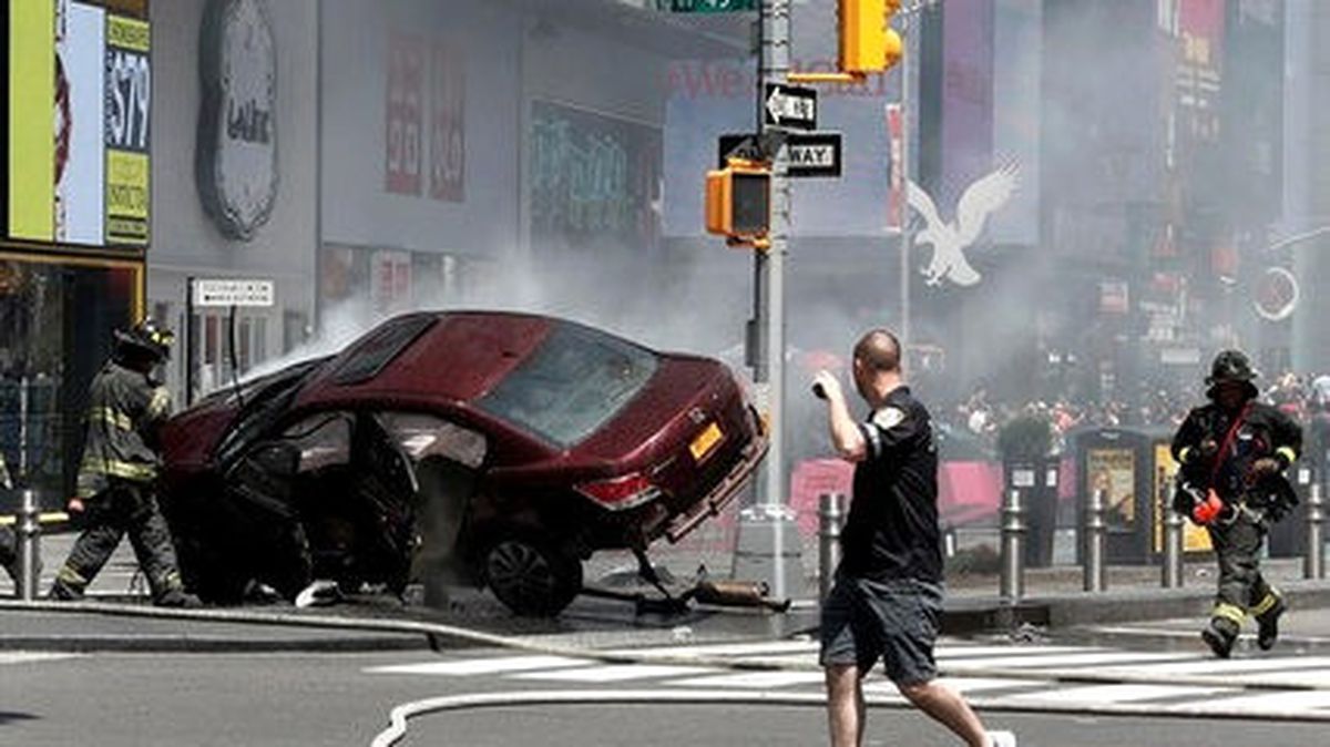 New York\'un Times Meydanı\'nda Kaldırımdaki Yayalara Çarpan Sürücü Cinayetle Suçlanıyor