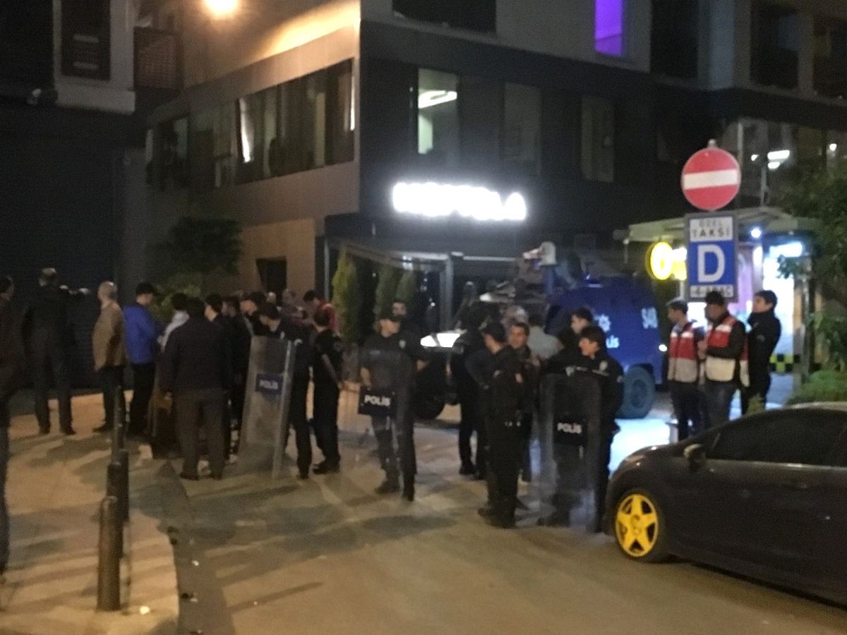 Olimpiakos Taraftarları Taksim\'de Ortalığı Bibirine Kattı