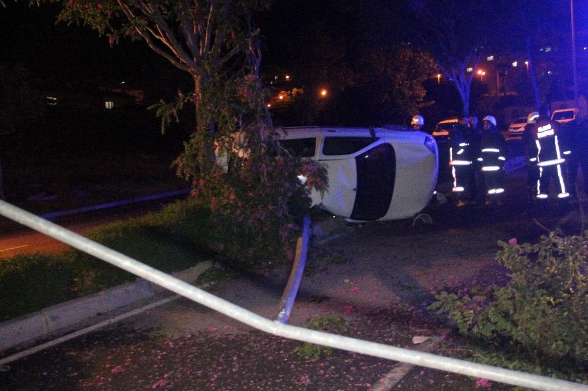 Refüje Çıkan Otomobil Direği Devirdi: 4 Yaralı
