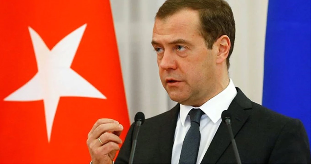 Rusya Başbakanı Medvedev KEİ Zirvesine Katılmak İçin İstanbul'a Geldi