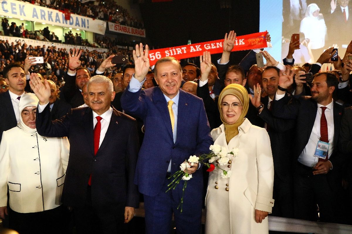 Salonda Erdoğan ve Yıldırım Coşkusu