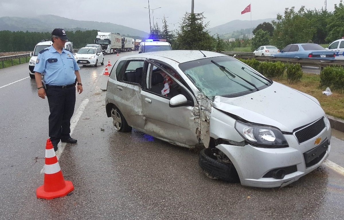 Samsun\'da Otomobil Aydınlatma Direğine Çarptı: 2 Yaralı