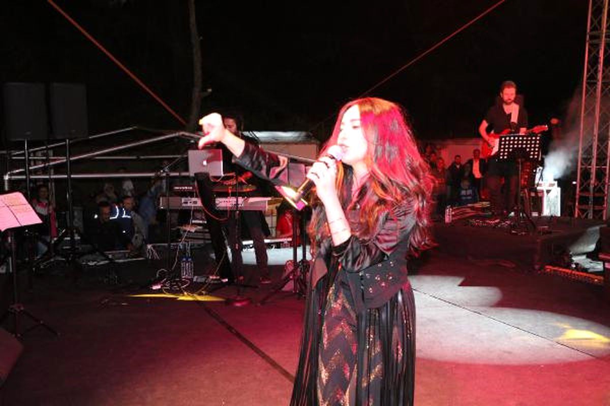 Şarkıcı Betül Demir, \'Osmanlı Çileği Güzeli\' Seçildi