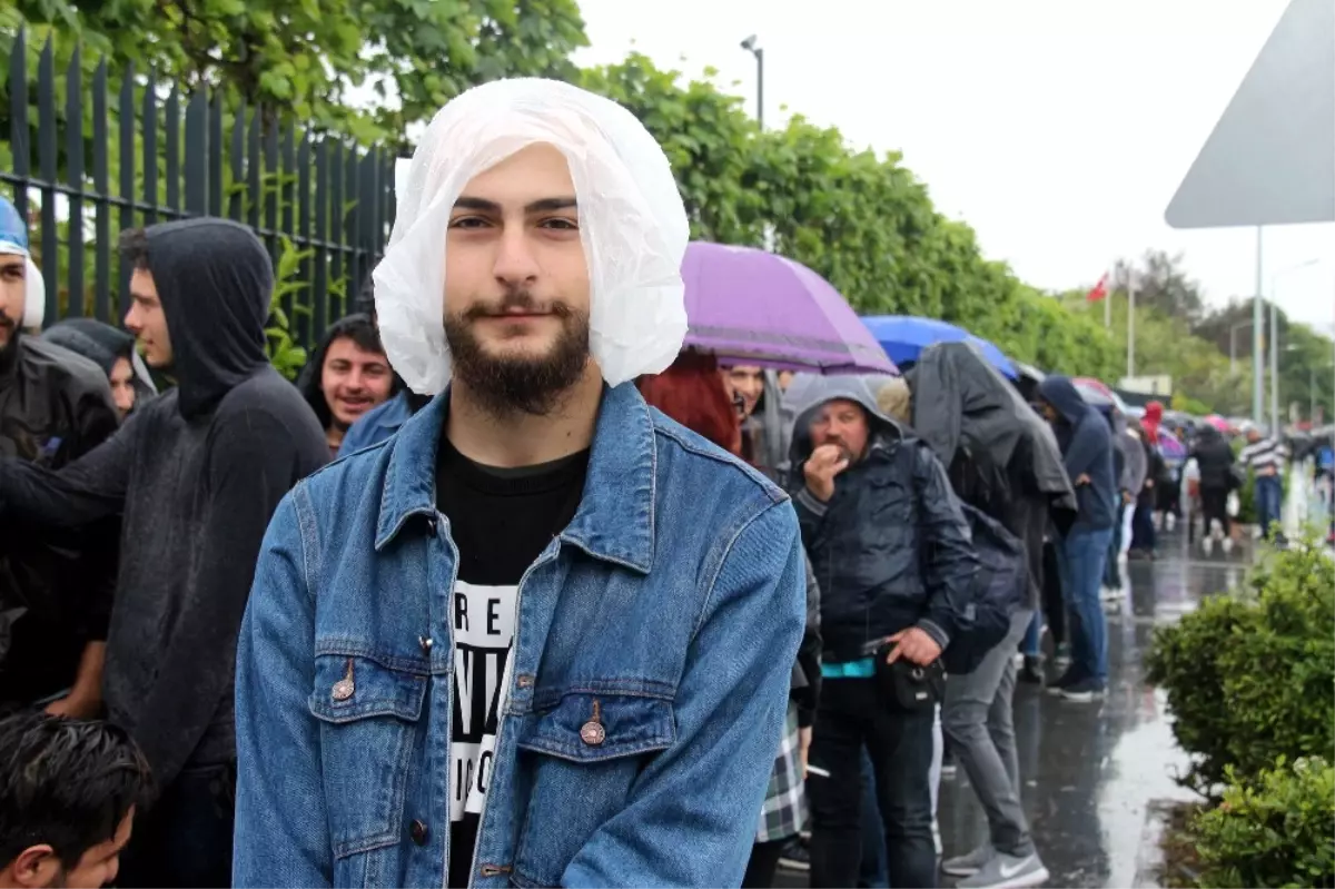 Sevdikleri Sanatçıları Izlemek Için Donuyorlardı