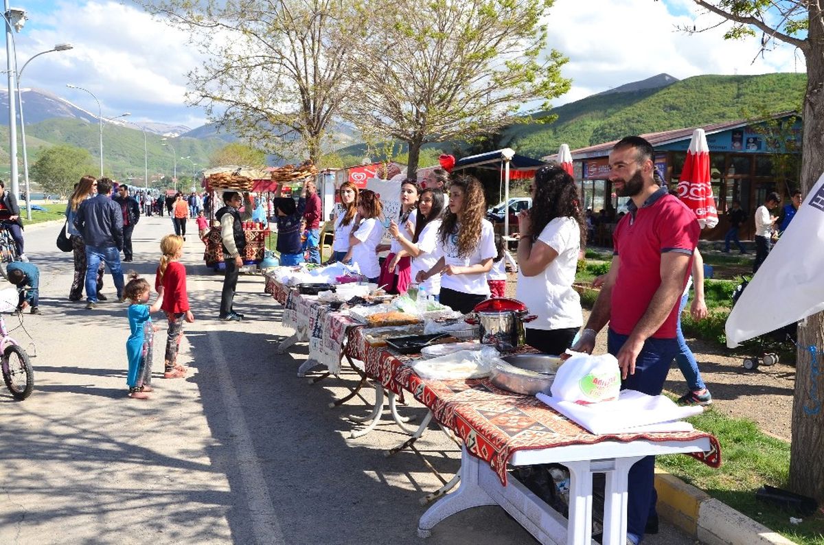 Tatvan\'da Sokak Hayvanları Yararına Kermes