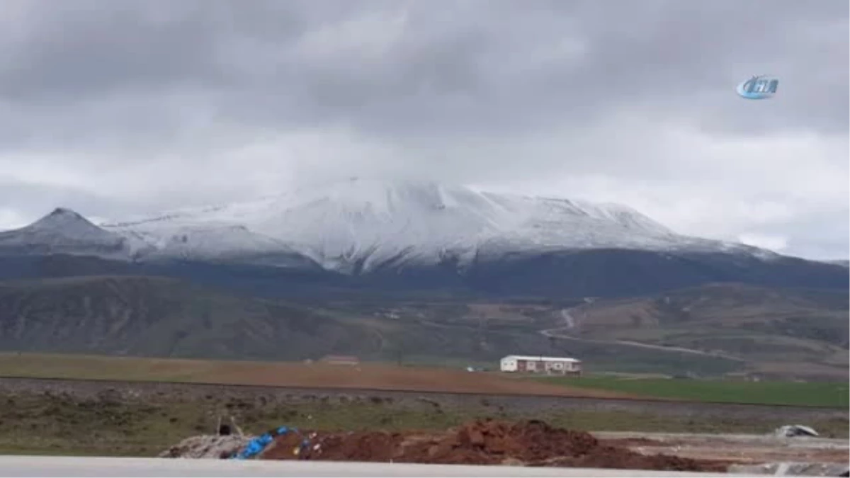 Tatvan\'da Yüksek Kesimlere Kar Yağdı
