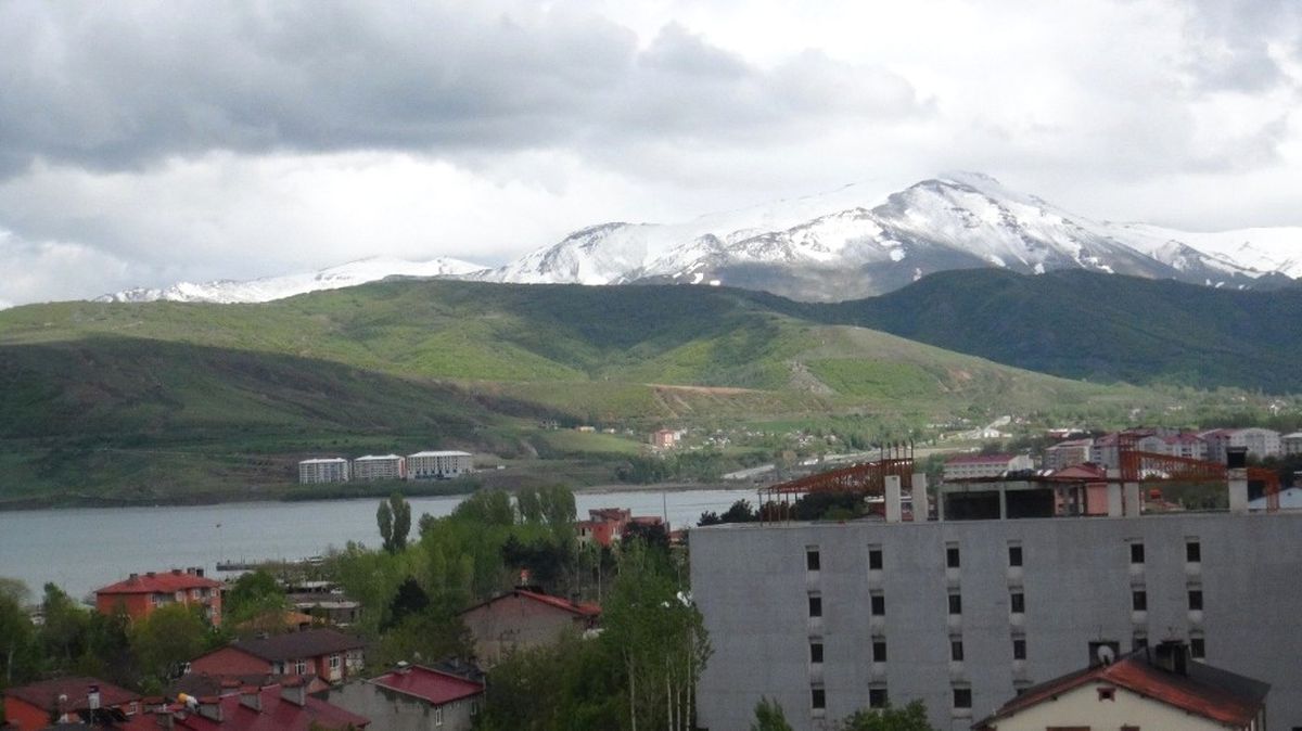 Tatvan\'da Yüksek Kesimlere Kar Yağdı