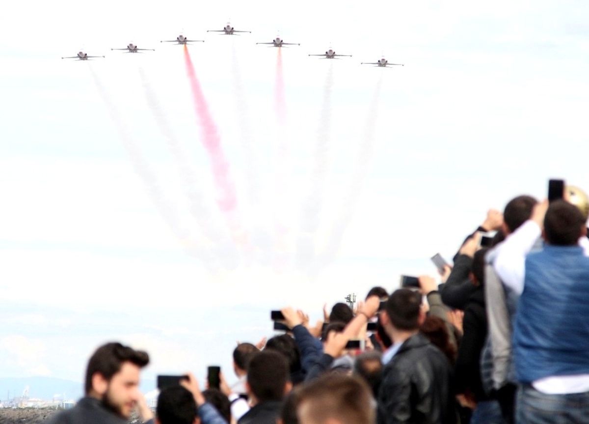 Türk Yıldızları ve Solotürk\'ten Nefes Kesen Gösteri