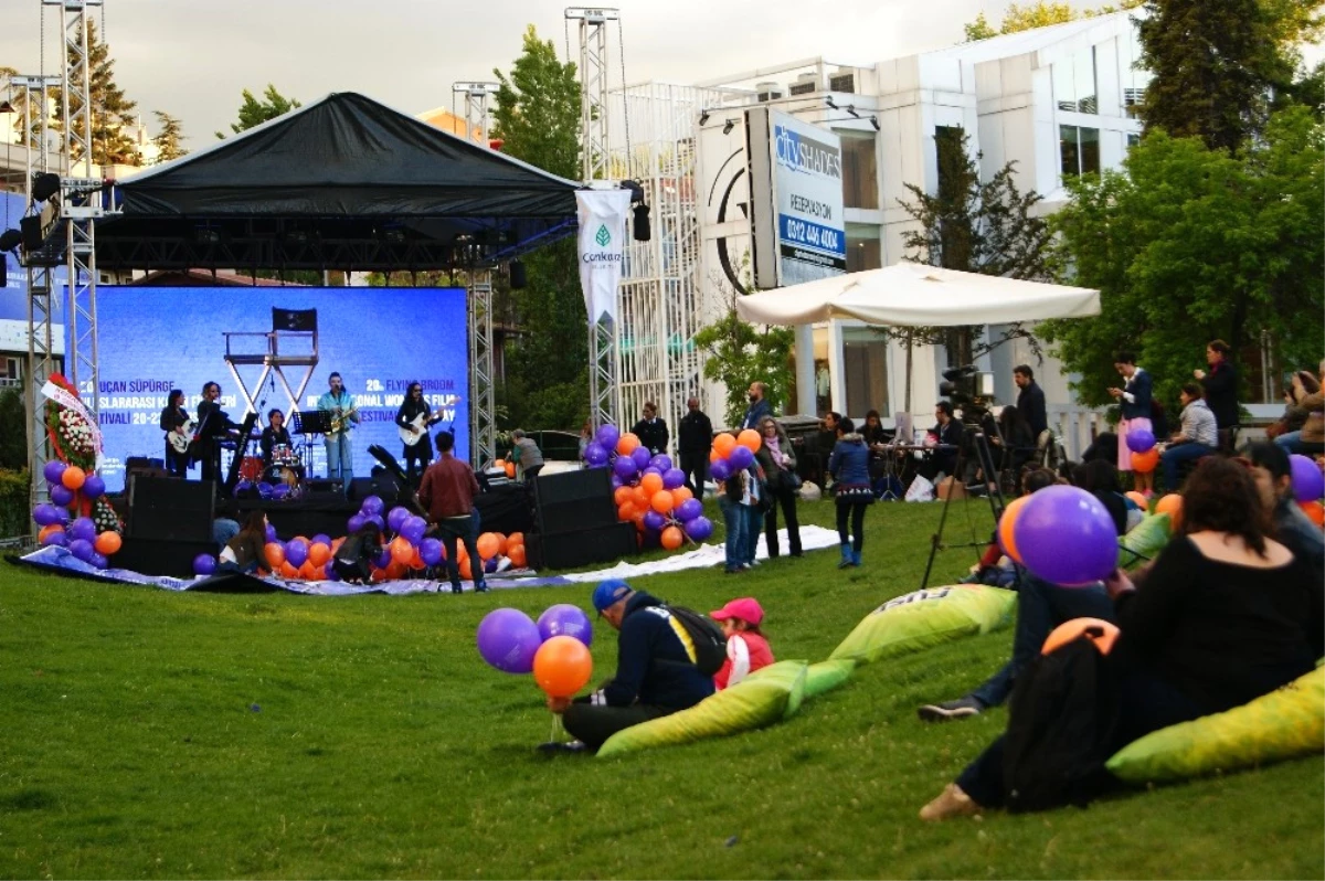 Uçan Süpürge 20\'inci Yaşını Festival Açılışıyla Kutladı