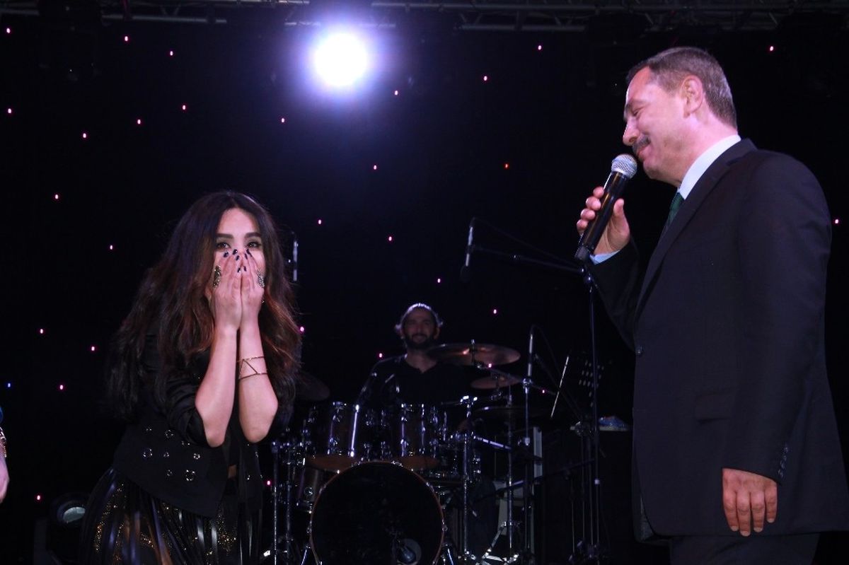 Ünlü Şarkıcı Betül Demir Kdz. Ereğli\'de Çilek Güzeli Seçildi