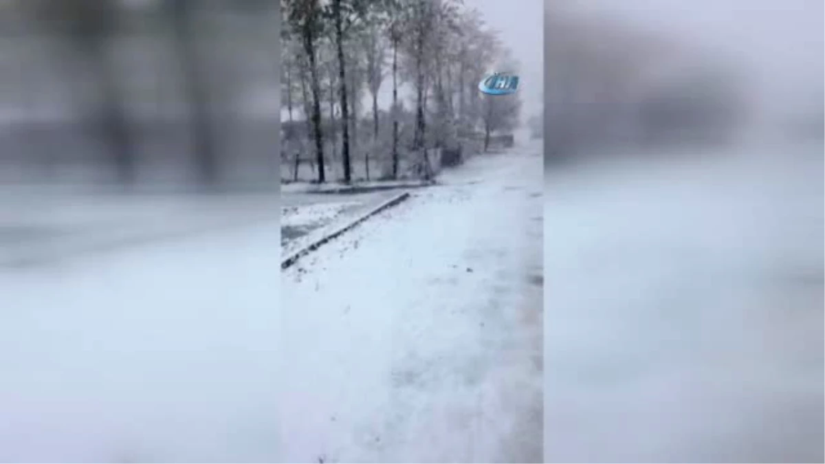 Van\'da Kar Yağışı... Özalp İlçesi Beyaza Bürünürken, Güzeldere Geçidi\'nde Araçlar Mahsur Kaldı