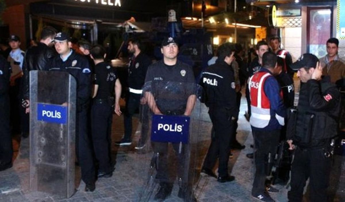 Yunan Taraftarlara Polis Müdahalesi