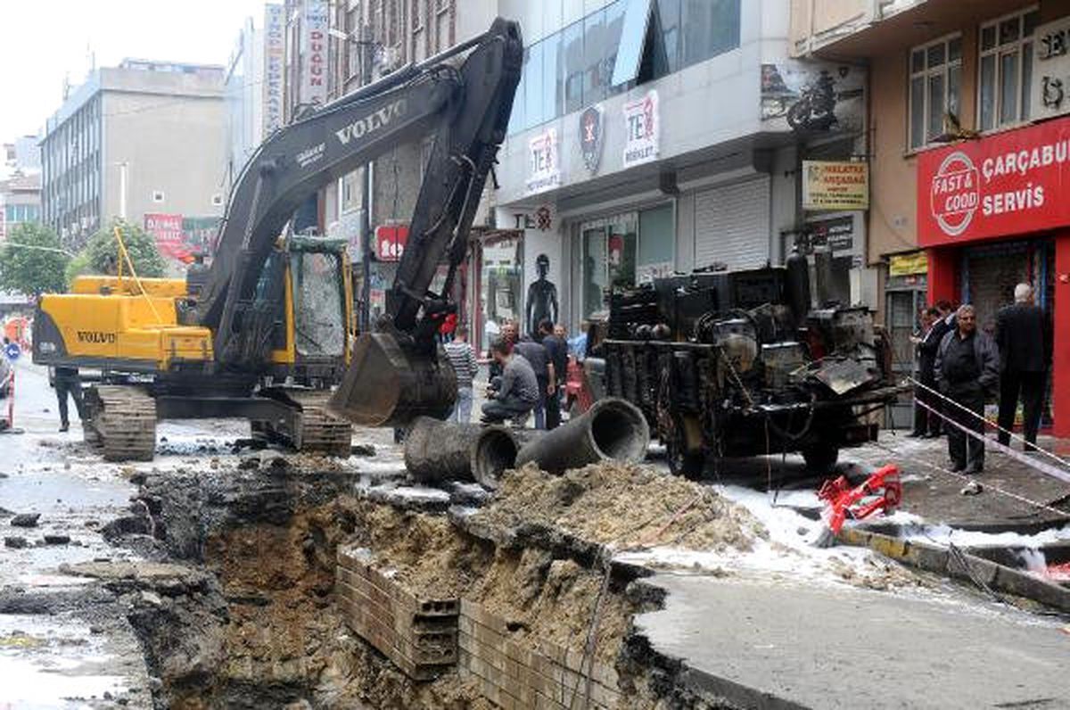 2- İş Makinesi Doğalgaz Borusunu Deldi, 2 Araç Alev Alev Yandı